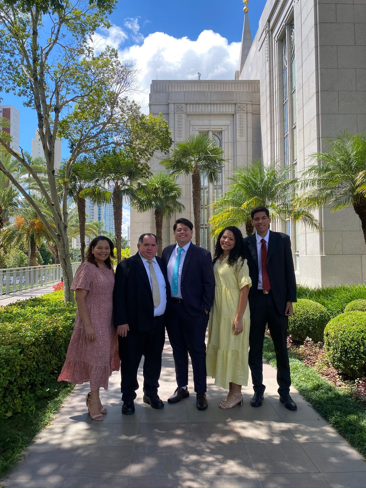 Elder-Passos-Missao-Chile-Santiago-Oeste-2026-2028-com-a-familia-no-Templo-de-Curitiba-Brasil